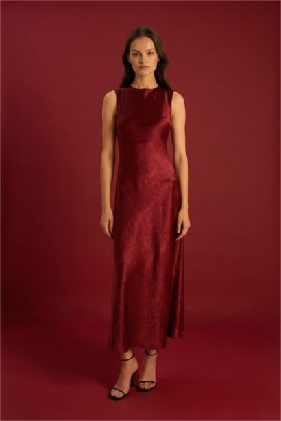 Robe longue en satin sans manches à col dégagé