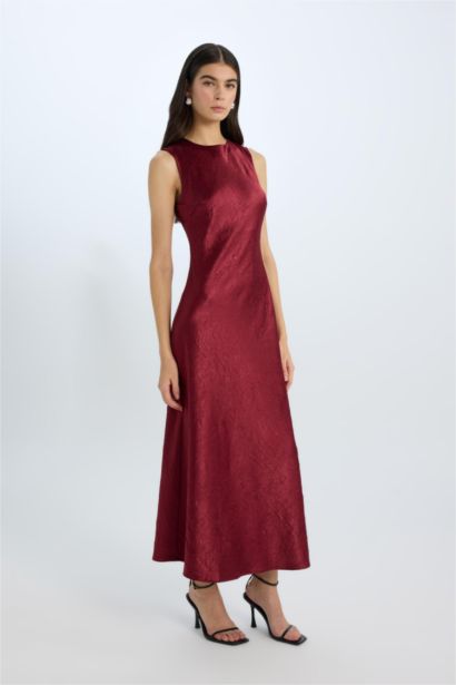 Robe longue en satin sans manches à col dégagé