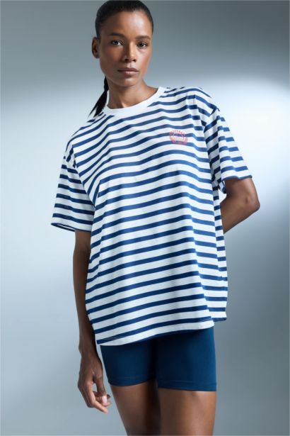 تيشيرت نص كم اوفر سايز أزرق مخطط برقبة عريضة من DefactoFit