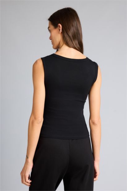 تانك توب قصة عادية بياقة V