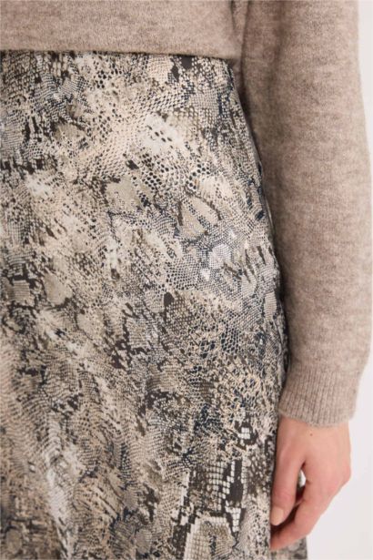 Jupe mi-longue en satin évasée à taille haute avec motif serpent
