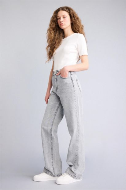 بنطرون جينز قصة مستقيمة واسعة وخصر عالي