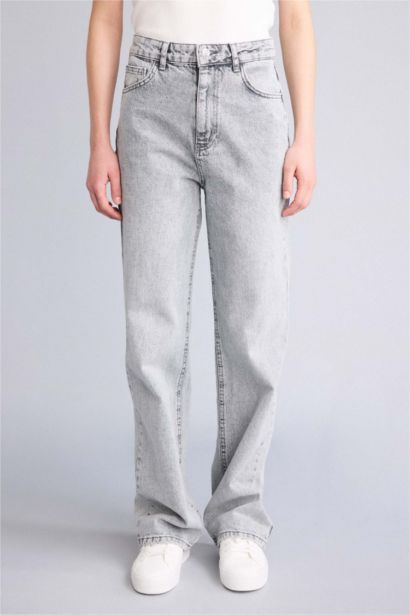 بنطرون جينز قصة مستقيمة واسعة وخصر عالي