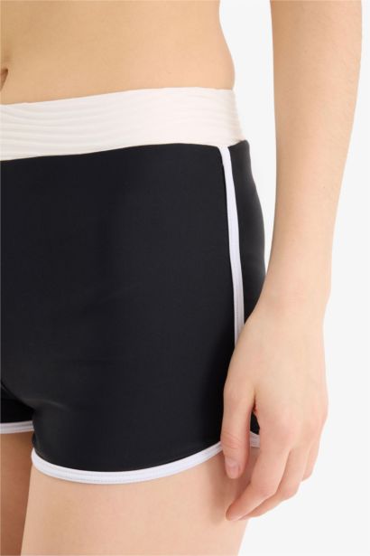 كلوت بكيني قصة عادية من Fall in Love