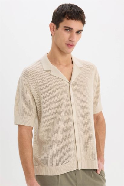 Трикотажная рубашка-поло стандартного кроя с короткими рукавами