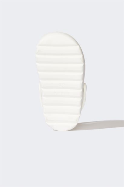 شبشب ولادي بكعب مسطح بشريط مفرد