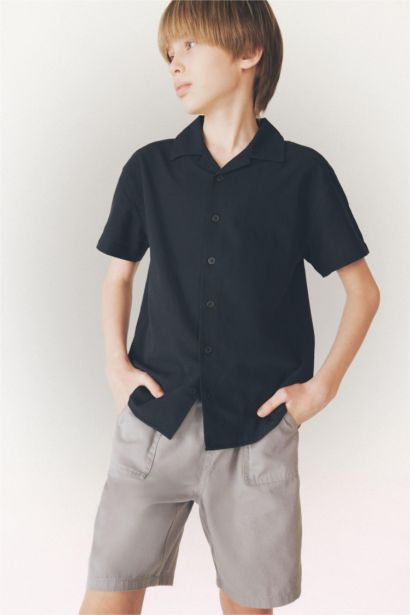 Short en gabardine à taille élastique avec poches pour garçon