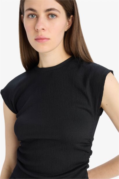 T-shirt slim froissé basique à col rond et manches courtes