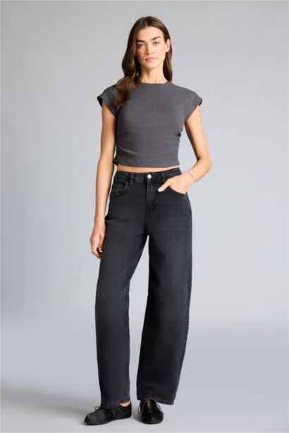 تيشيرت نص كم منسوج سليم فيت وياقة مستديرة