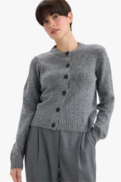 كارديجان تريكو ناعم أساسي بأزرار وياقة مستديرة قصة عادية