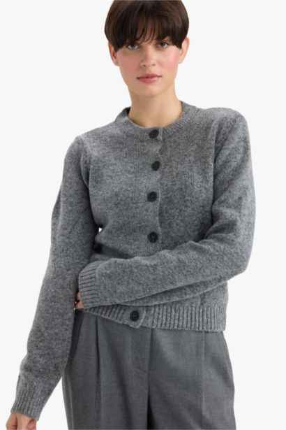 كارديجان تريكو ناعم أساسي بأزرار وياقة مستديرة قصة عادية