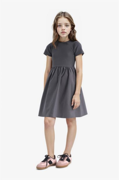 Robe côtelée à col rond et manches courtes pour fille