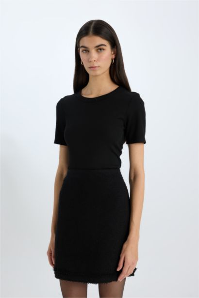 تيشيرت نص كم مضلع سليم فيت برقبة مستديرة