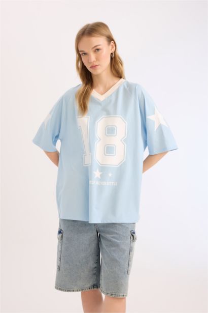 Oversize Geniş Kalıp V Yaka Baskılı Kısa Kollu Tişört