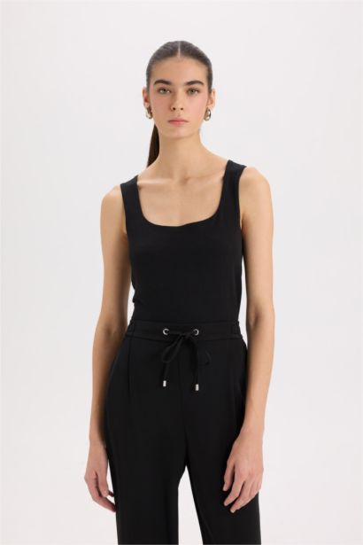 ديباردور سليم فيت بياقة مربعة بيزك