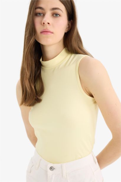 تانك توب سليم فيت بياقة عالية