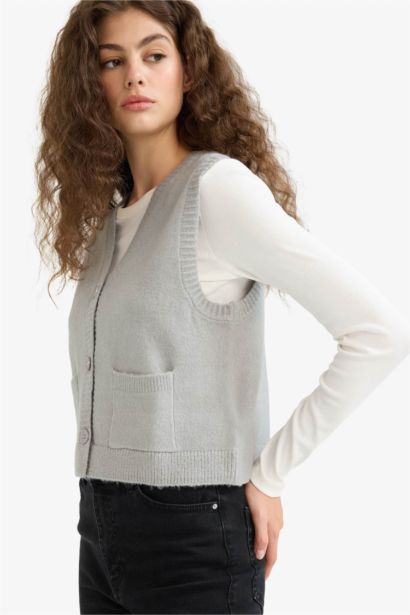Gilet en tricot boutonné à col V et poches Coupe régulière