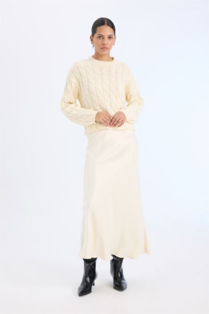 تنورة ميدي من ستان قصة A