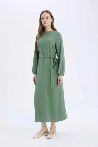 Robe mi-longue à manches longues et col rond Coupe régulière