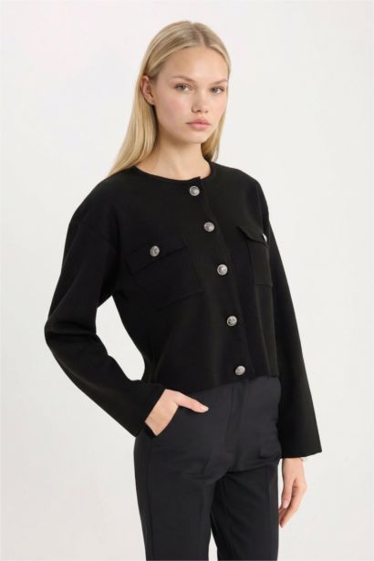 سترة تريكو قصة عادية برقبة مستديرة بأزرار