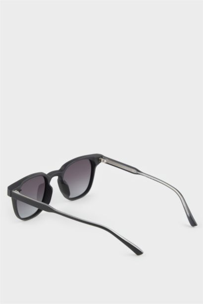 Man Round Sunglasses