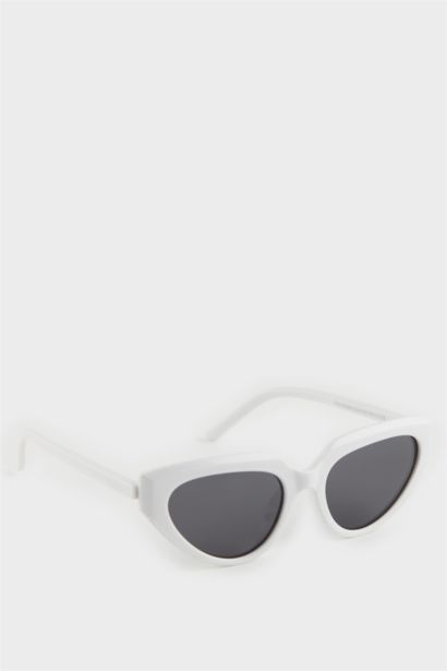 Woman Round Sunglasses
