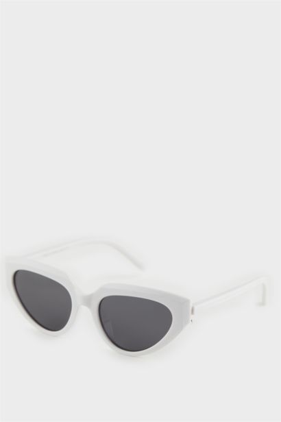 Woman Round Sunglasses