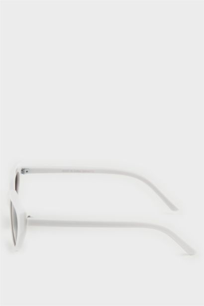 Woman Round Sunglasses