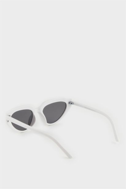 Woman Round Sunglasses