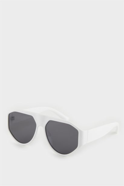 Woman Round Sunglasses