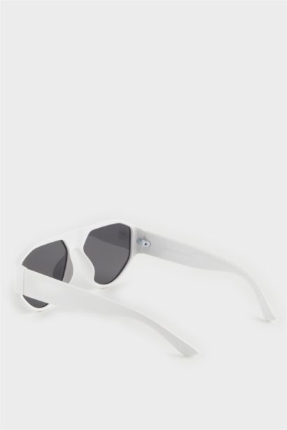 Woman Round Sunglasses