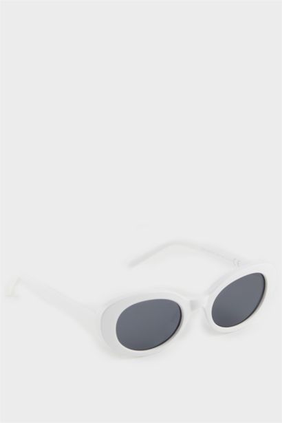Woman Round Sunglasses