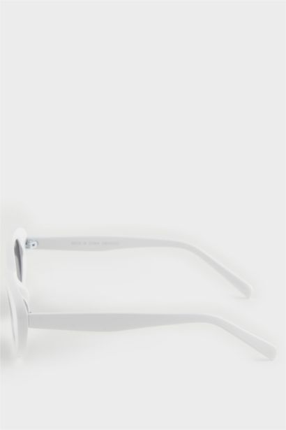 Woman Round Sunglasses