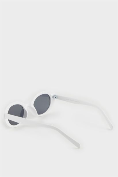 Woman Round Sunglasses
