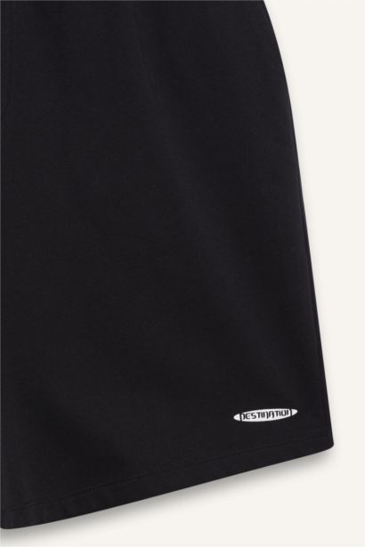 شورت قصير بطبعة شعار ورجل ضيقة