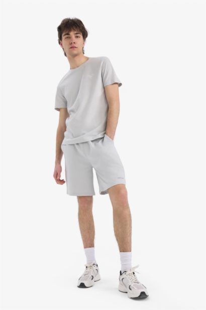 شورت قصير بطبعة شعار ورجل ضيقة