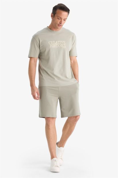 شورت بطبعة شعار بجيب