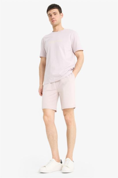 شورت بطبعة شعار بجيب