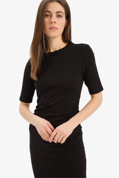 Robe midi basique moulante à manches courtes et col rond