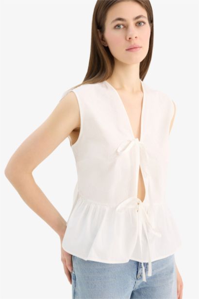 	Fitted V Yaka Önden Bağlamalı Poplin Kolsuz Bluz
