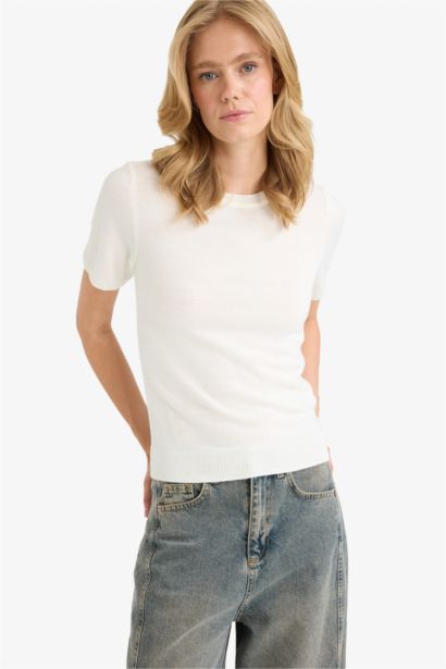 بلوفر تريكو نص كم قصة عادية برقبة دائرية