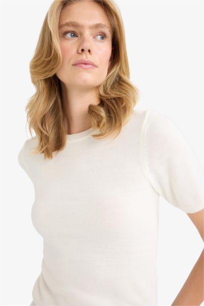 بلوفر تريكو نص كم قصة عادية برقبة دائرية