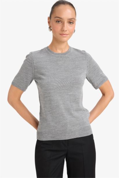 بلوفر تريكو قصة عادية برقبة مستديرة