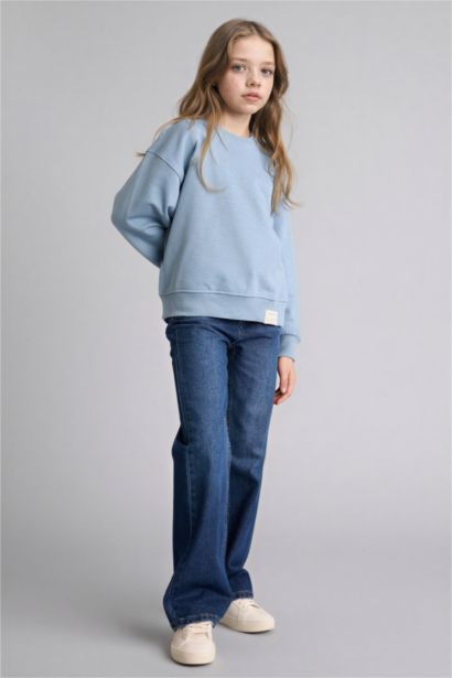 سويت شيرت بناتي بطبعة شعار قصة مريحة