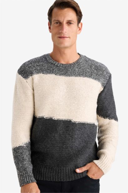 بلوفر تريكو قصة عادية برقبة مستديرة