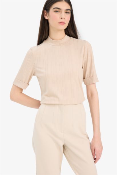 Регулярного кроя футболка с полуворотником-горлышком и короткими рукавами.