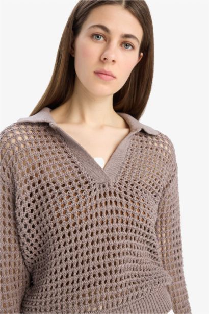 Трикотажный свитер-поло свободного кроя с ажурным узором