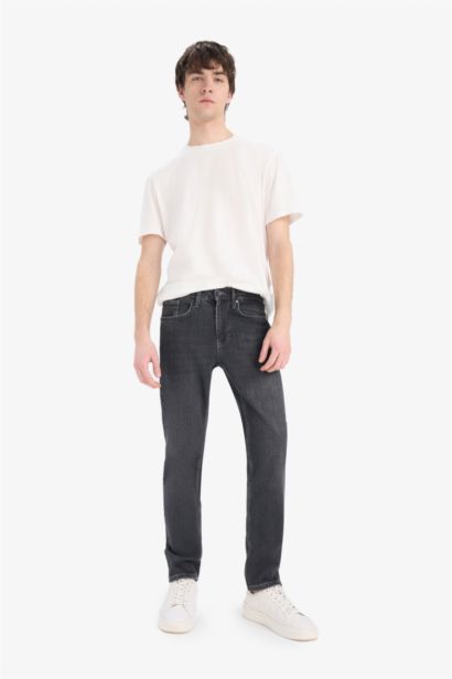 Slim Tapered Fit Normal Waist Tapered Leg Jeans