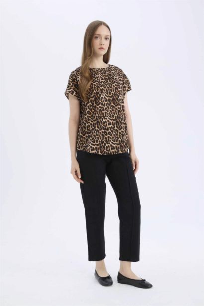 Blouse léopard imprimée à col rond et manches courtes Coupe régulière