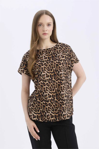 Blouse léopard imprimée à col rond et manches courtes Coupe régulière